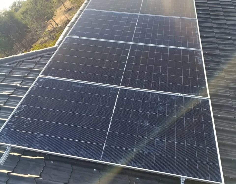 Looking for solar panels in Kenya? Compare Jinko, JA Solar and Canadian Solar panels, including 550W and 585W panels, prices, sizes and solar system requirements